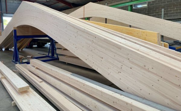 poutres courbées en bois lamellé collé - fabriquées par l'entreprise DBI bois à Langon (35) en Bretagne