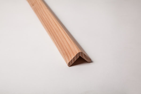 Zoom produit cornière bois - Douglas ; fabriqué par l'entreprise DBI spécialiste du bois à Langon (35)