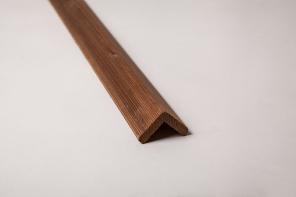 Zoom produit cornière bois - Épicéa thermo traité ; fabriqué par l'entreprise DBI spécialiste du bois à Langon (35)