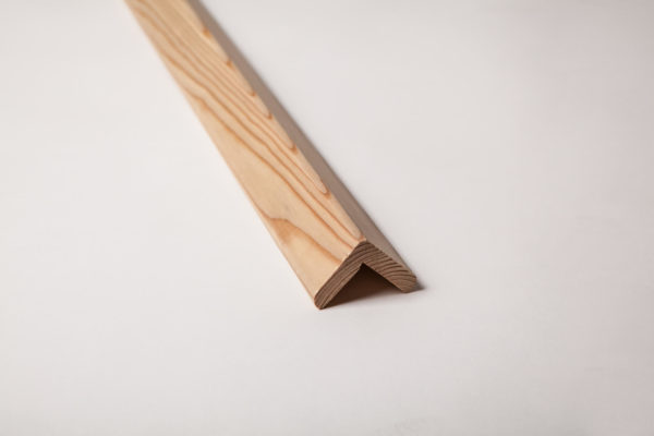 Zoom produit cornière bois - Mélèze ; fabriqué par l'entreprise DBI spécialiste du bois à Langon (35)
