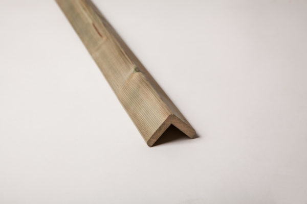 Zoom produit cornière bois - sapin du nord ; fabriqué par l'entreprise DBI spécialiste du bois à Langon (35)