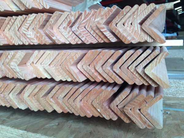 Cornières pour bardage en bois Douglas - fabriquées par l'entreprise DBI bois à Langon (35) en Bretagne