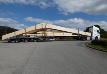 transport de poutres courbées en bois lamellé collé - fabrication de bois lamellé collé par l'entreprise DBI bois à Langon (35)